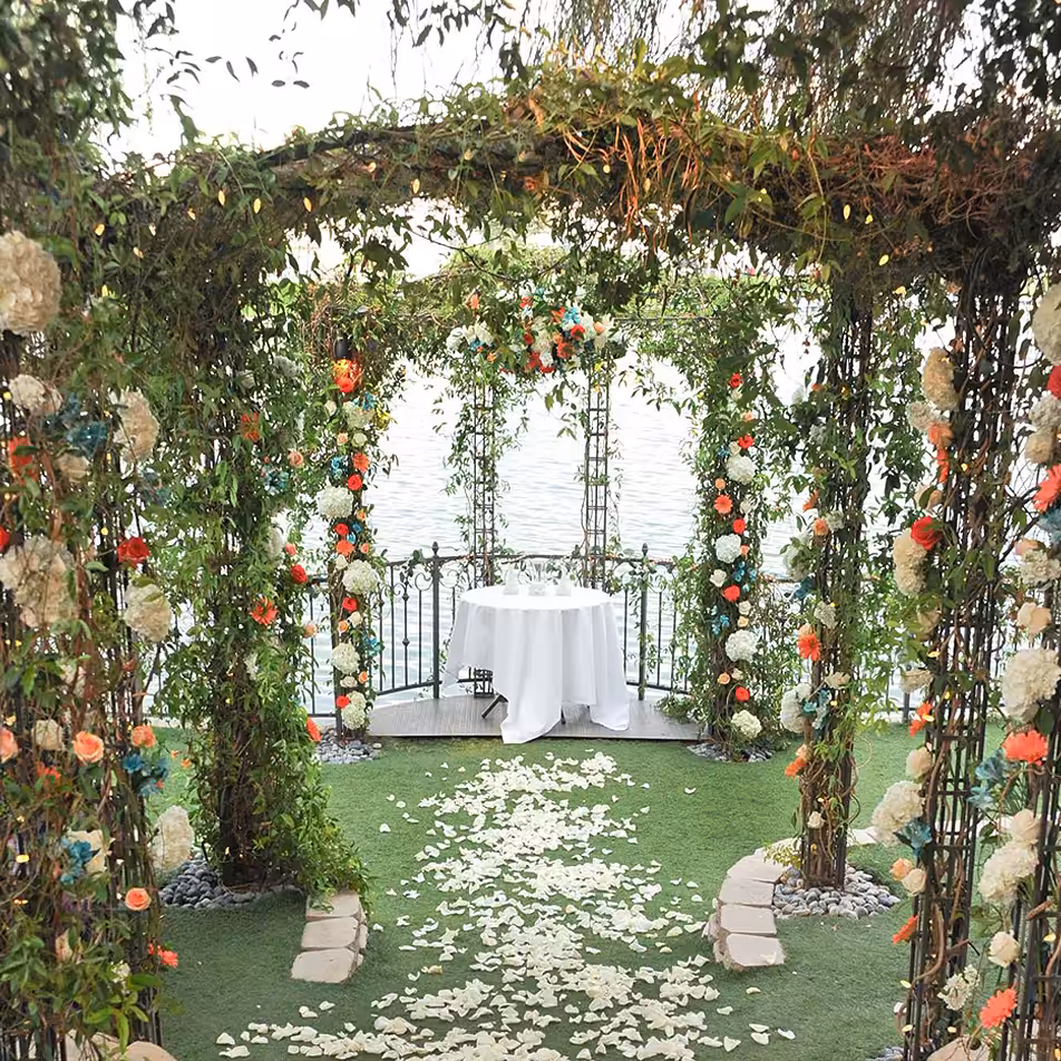 Wedding Venue in Las Vegas with Lakefront Ceremony Altar – Heritage Garden